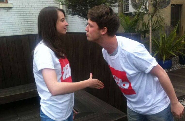 Забраниха прегръдките и целувките в Хърватия