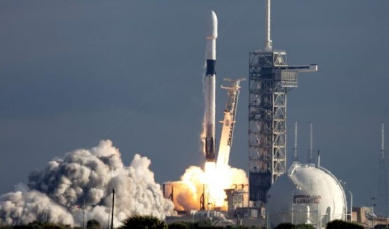 Екипажът на „Спейс Екс“ каца на Земята през август