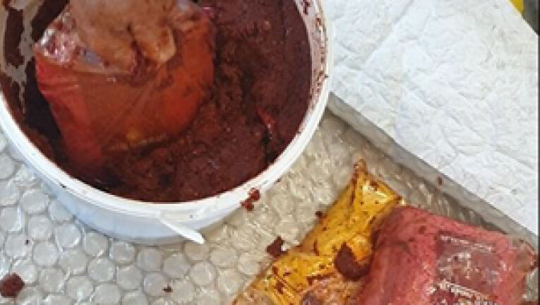 Митничари задържаха 238 кг тютюн за наргиле, скрит в бидони с туршия