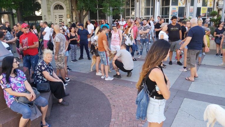 Протести срещу властта и в градове из страната