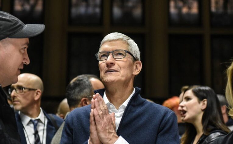 И шефът на Apple влезе в клуба на милиардерите