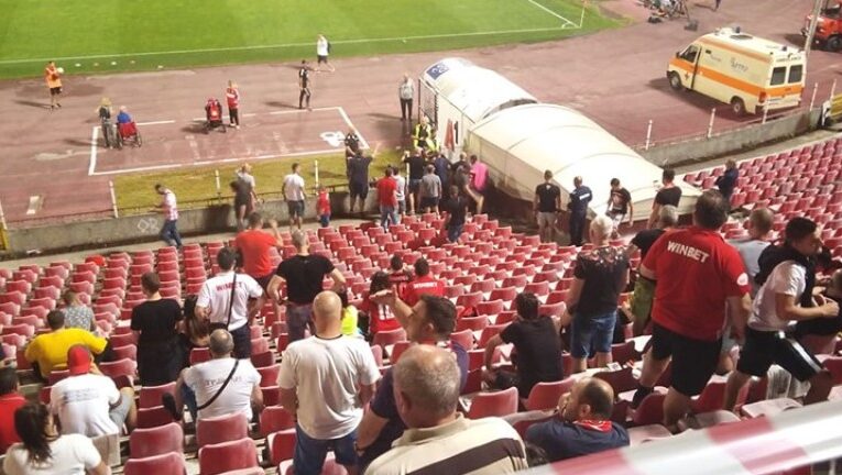 Феновете на ЦСКА скочиха на съдията, викове „Мафия!“ и блъскане по тунела на „Армията“