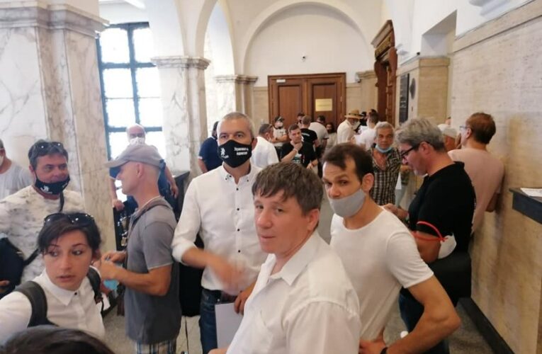 „Възраждане“ обсадиха Съдебната палата