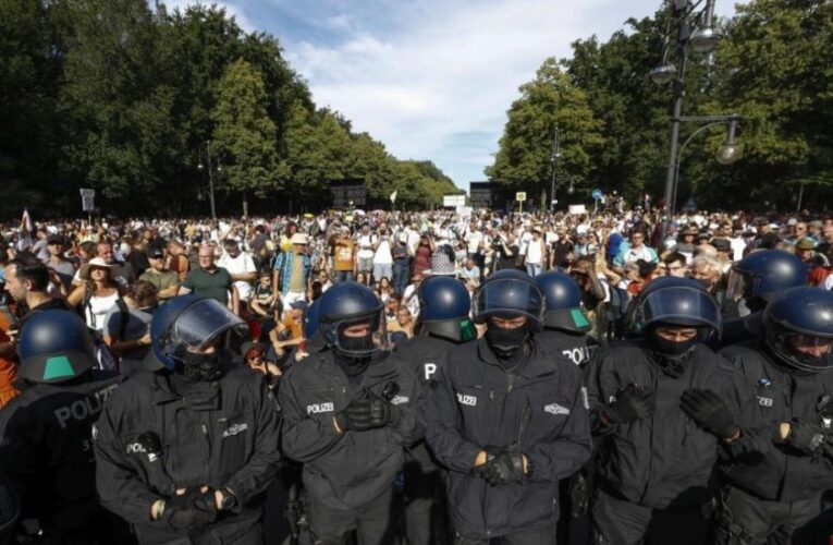 45 полиции пострадаха в Берлин