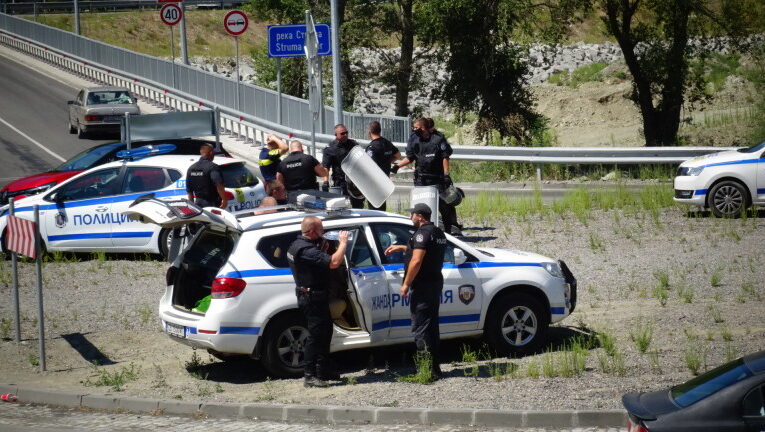 Разследват нападение на полицай над протестиращ в Благоевград