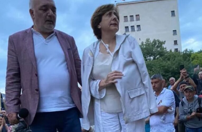 Ренета Инджова прегърна Бабикян с гипсирана ръка