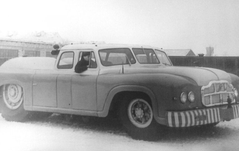 Има такава кола: „МАЗ-541” тежи 28 т и е с двигател на танк