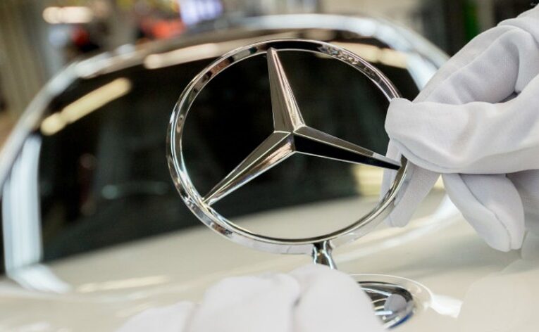 „Даймлер“ се изправя пред възможна забрана да продава „Мерцедес“ в Германия