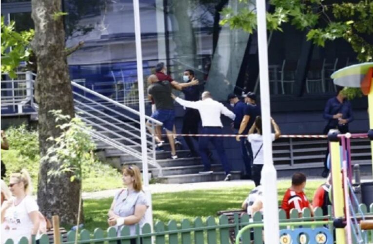 Протестъри прекъснаха речта на Бойко, полицията ги спря