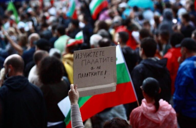 Радев пак слезе при протеста, призова към ненасилие