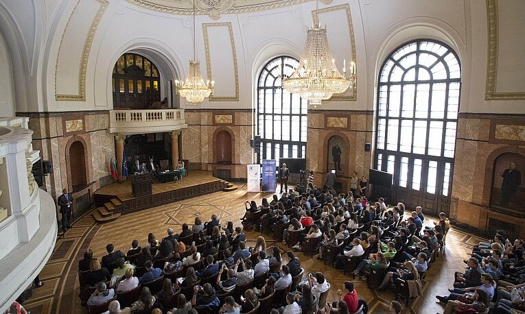 И университетските преподаватели поискаха оставката на кабинета