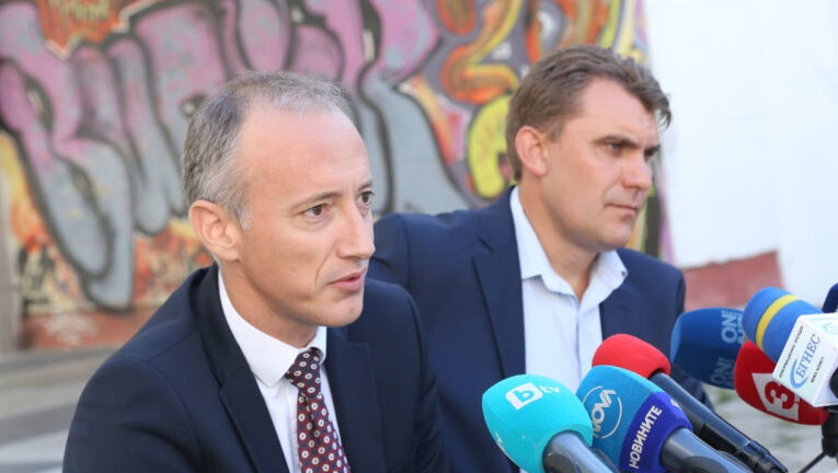 Вълчев: Затворените училища са по-опасни за децата от пандемията