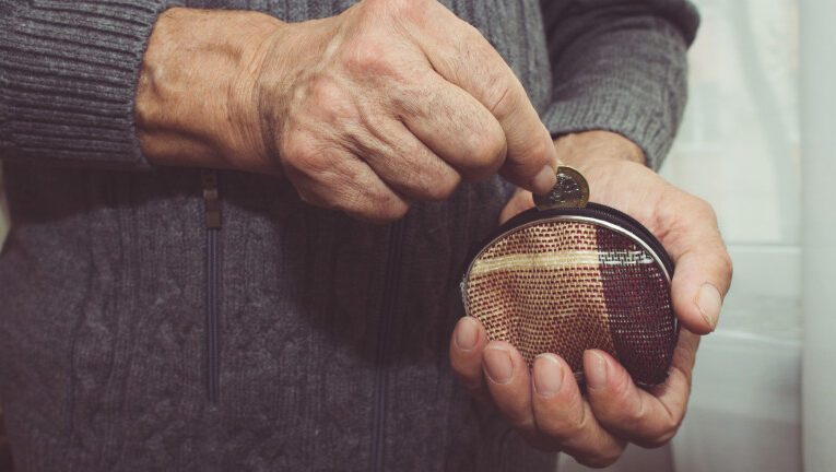 Изплащат пенсиите за септември с 50 лева добавка