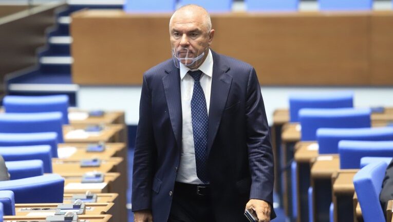 Марешки за подписа си: Политическите пумпали ВМРО и Радев ме объркаха