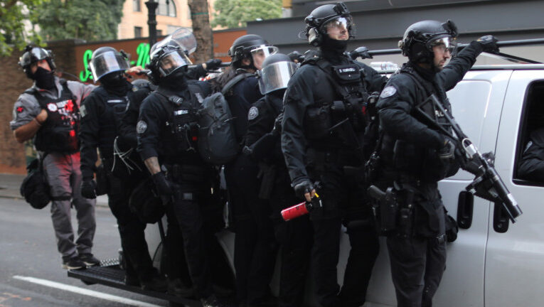 Полицията в САЩ застреля заподозрян за убийство на крайнодесен привърженик на Тръмп