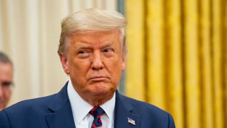 Правосъдното министерство на САЩ иска да защитава Тръмп по дело за клевета