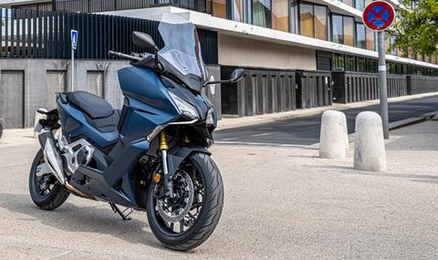 Honda пусна нов скутер със 750-кубиков двигател