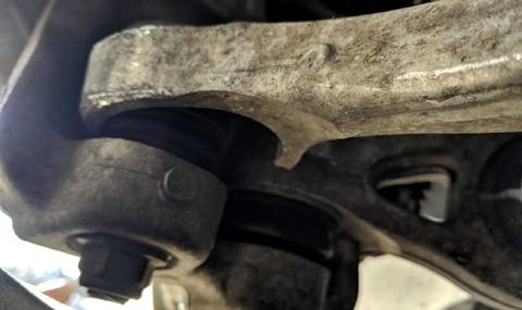 Tesla изтегля 50 хил. електромобила заради проблем с окачването