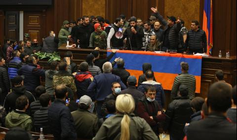 Арменският премиер е подписал „болезнено“ споразумение с Азербайджан и Русия