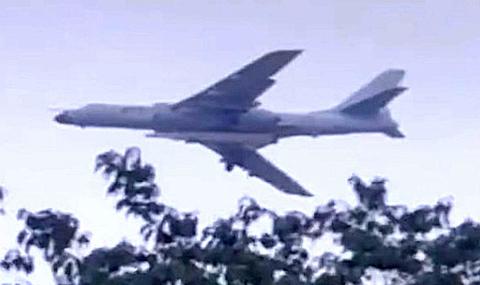 Заснеха китайски бомбардировач със загадъчна ракета