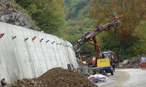 АПИ: Предотвратено е много по-голямо свлачище на пътя за Рилския манастир