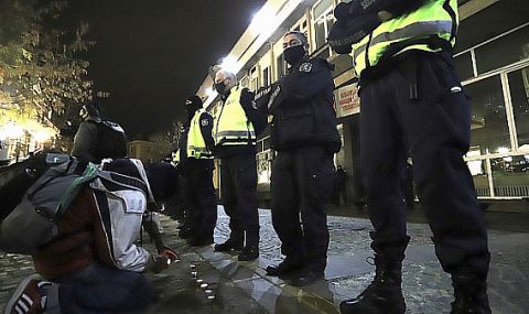 Ден 191: Каракачанов финтира протестиращите, замериха го с памперси