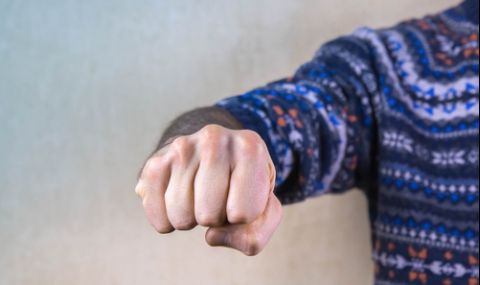 Мъж преби 9-годишно дете и заплаши майка му с убийство