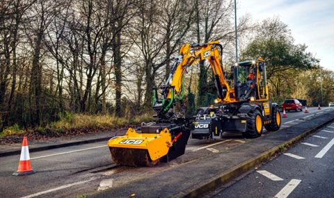 Нова машина ликвидира дупки на пътя за минути (ВИДЕО)