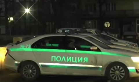 Блъснаха патрулката на полицаи, докато пишат акт