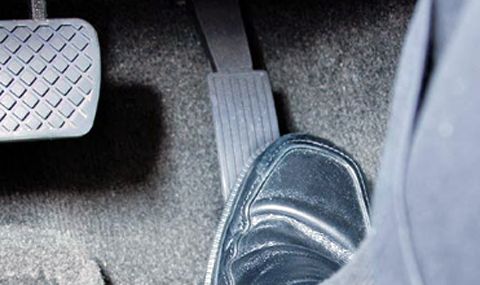 Как да запалите колата ако е „задавена“?