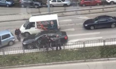 Здрав бой между шофьори на улица в Пловдив (ВИДЕО)