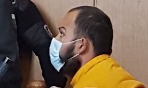 Агресивният индиец от самолета отправи заплахи и в съдебната зала