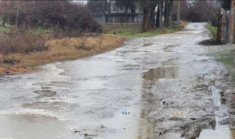 Жители на вечно наводнена улица искат ремонт. Кметът: Сами сте си виновни!