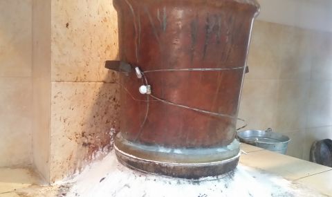 Хванаха затворник да вари ракия в килията