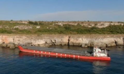 Водолази ще оглеждат дъното около заседналия кораб