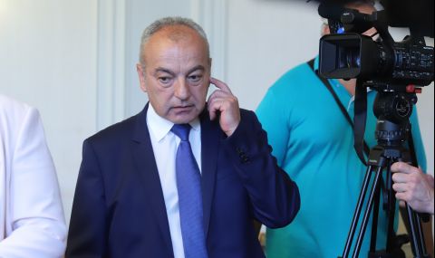 Гълъб Донев: Не се обсъжда забрана за излизане на неимунизираните над 60 години