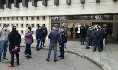 Изборният ден в Русия започна в 4 часа българско време, във Великобритания секциите отварят в 9,00 ч.