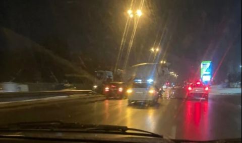 Кола се заби в бетоновоз в София
