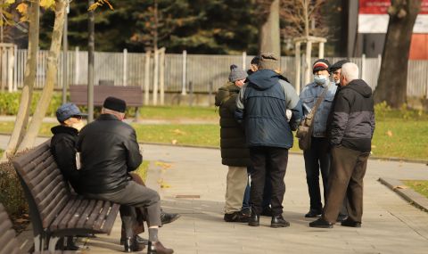 Минималната пенсия вече е 370 лева