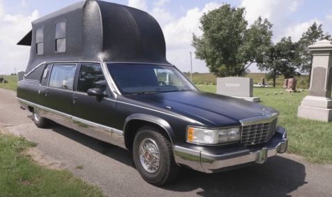 Ентусиасти превърнаха катафалка в кемпер (ВИДЕО)