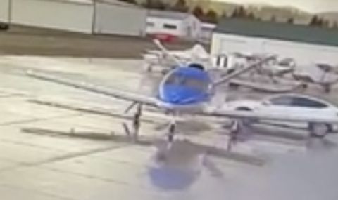 Tesla без шофьор се блъсна в самолет (ВИДЕО)