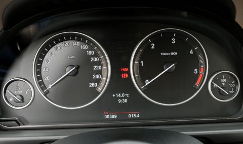 Знаете ли защо километражите на BMW светят в точно определен цвят?