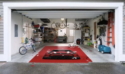 Mini подарява огромни пъзели на хората, които чакат новите си коли