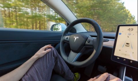Над 800 000 електромобила Tesla се разследват заради автопилота им