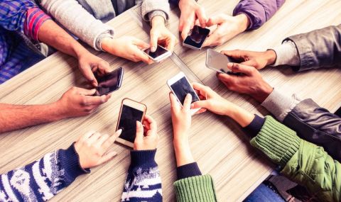 Продажбите на смартфони паднаха до най-ниските си нива от 2013 година насам