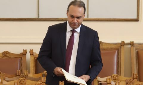 Модернизирана писта на военните е отново за ремонт