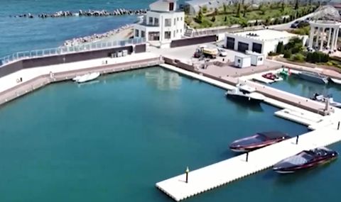 Ще бутнат ли кея на Доган