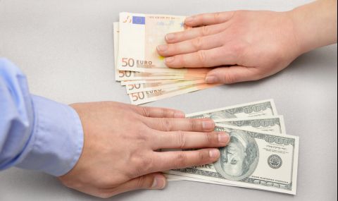 Еврото продължава да отстъпва пред силния долар