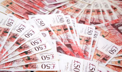 Инвecтитopи paзпpoдaвaт c peĸopдни тeмпoвe бpитaнcĸитe дъpжaвни oблигaции