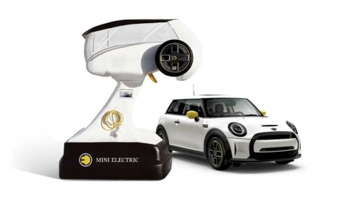 Mini направи огромна зарядна станция под формата на дистанционно за детска играчка